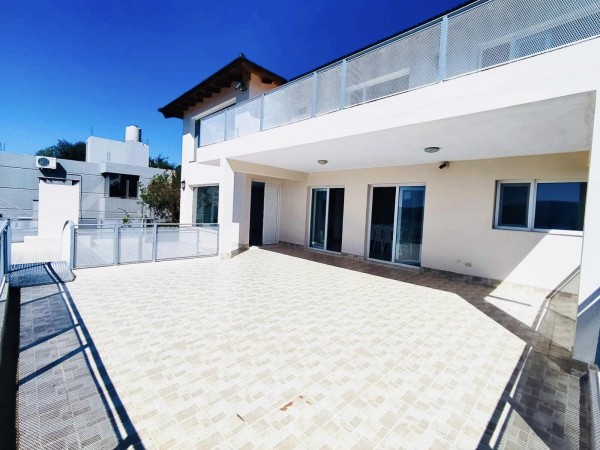 CASA GRANDE  VISTA  AL LAGO DE CATEGORIA