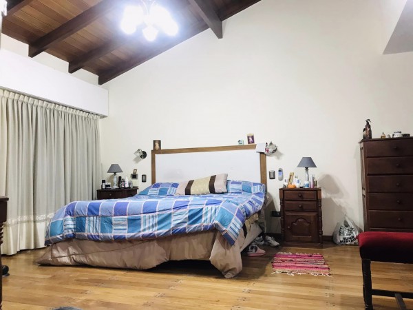 CASA DE CATEGORIA RECIBES DEPTOS  EN PERMUTA