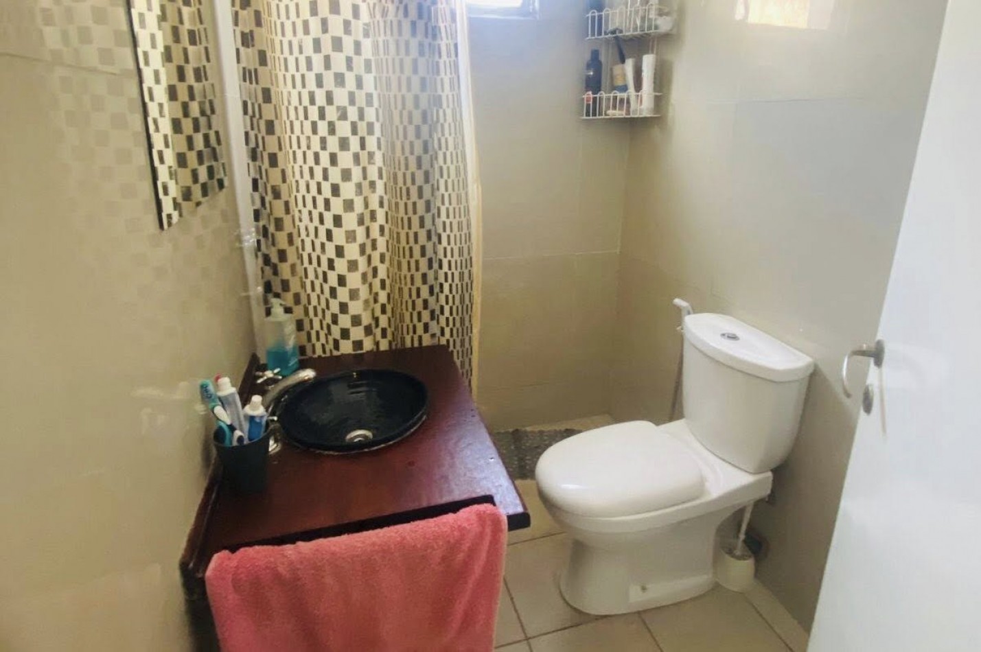 CASA DE 3 DOR 2 BAÑOS COCHERA PILETA