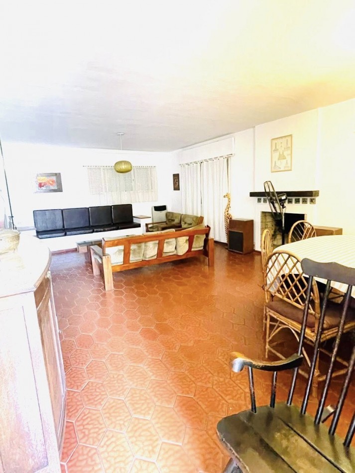 CASA DE 2 DOR MAS DEPTO PILETA COCHERA PATIO GAS NAT