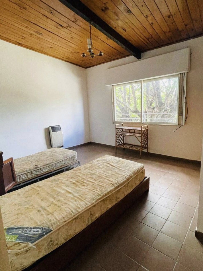 CASA DE 2 DOR MAS DEPTO PILETA COCHERA PATIO GAS NAT