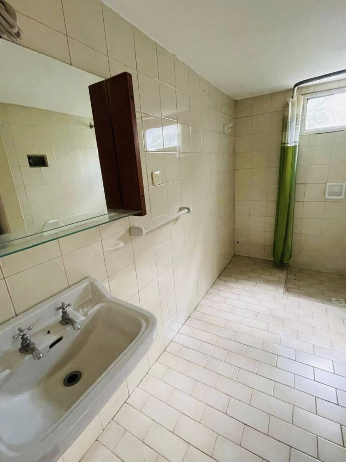 CASA DE 2 DOR MAS DEPTO PILETA COCHERA PATIO GAS NAT